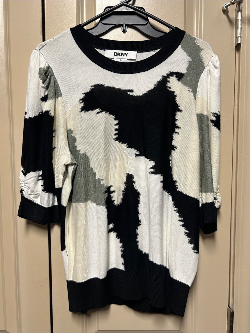 DKNY Black, White & Gray Abstract Short Sleeve Knit Top